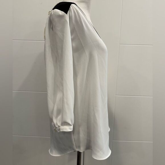 NWT BCX White and Cream Relaxed Blouse with Black Accents size medium - Picture 2 of 8